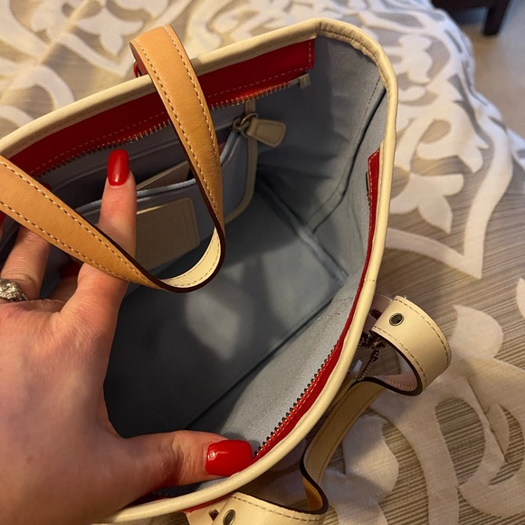Small red Coach handbag - Picture 7 of 8